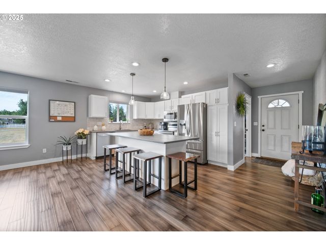 195 BAY POINT Dr, Castle Rock, WA 98611