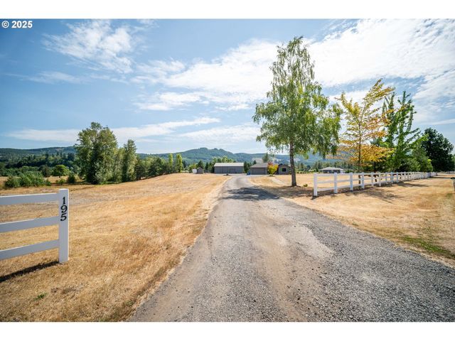 195 BAY POINT Dr, Castle Rock, WA 98611
