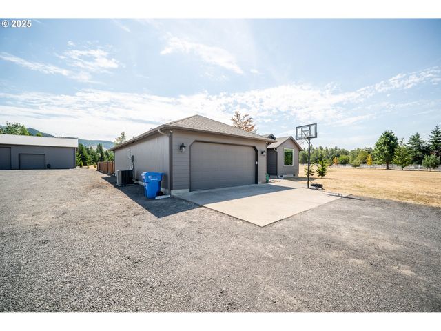 195 BAY POINT Dr, Castle Rock, WA 98611