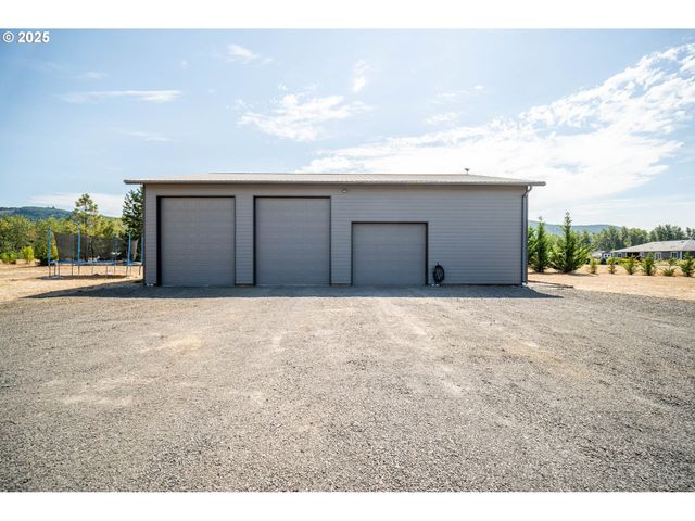 195 BAY POINT Dr, Castle Rock, WA 98611