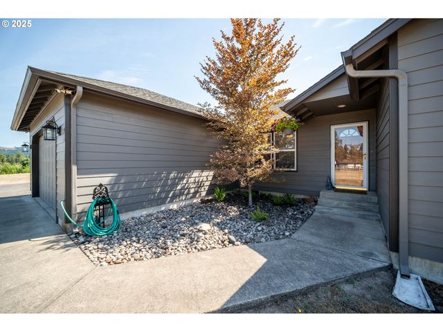 195 BAY POINT Dr, Castle Rock, WA 98611