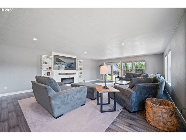 195 BAY POINT Dr, Castle Rock, WA 98611
