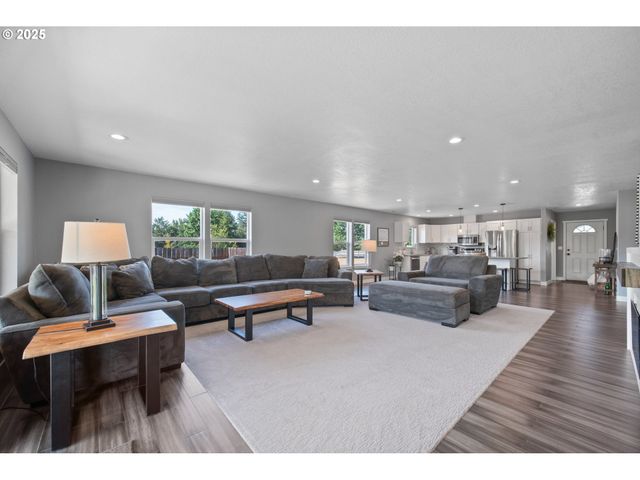195 BAY POINT Dr, Castle Rock, WA 98611