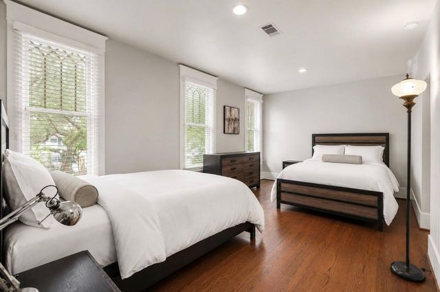 945 Harvard Street, Houston, TX 77008