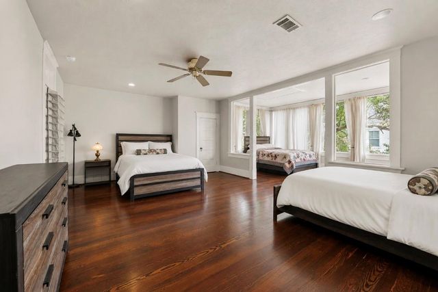 945 Harvard Street, Houston, TX 77008