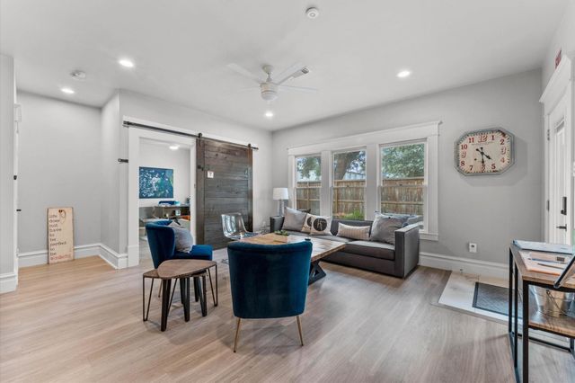 945 Harvard Street, Houston, TX 77008