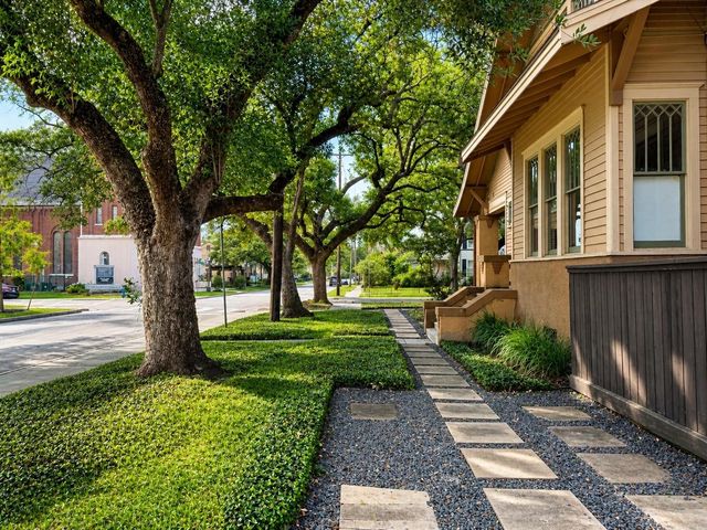 945 Harvard Street, Houston, TX 77008