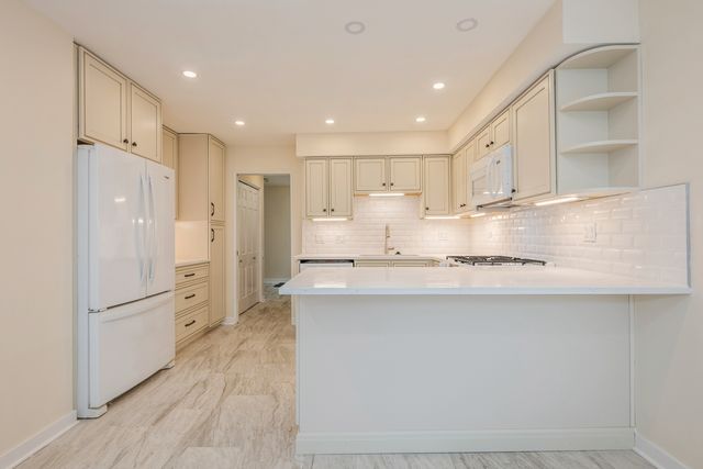 400 Park Avenue D, Highland Park, IL 60035