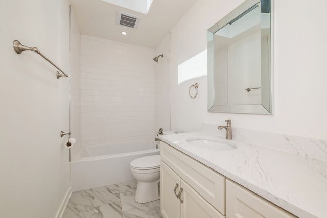 400 Park Avenue D, Highland Park, IL 60035