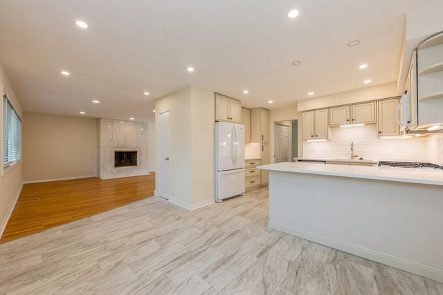400 Park Avenue D, Highland Park, IL 60035