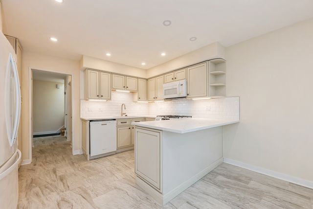 400 Park Avenue D, Highland Park, IL 60035