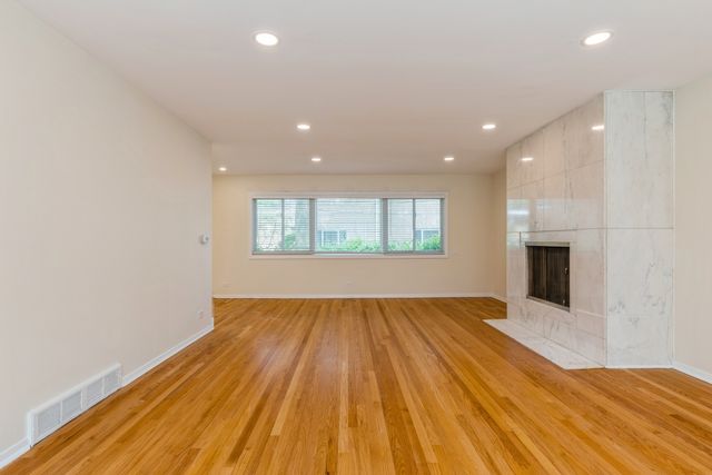 400 Park Avenue D, Highland Park, IL 60035