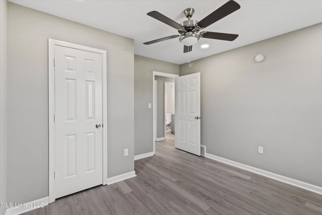 814 W Ridge Cove, Holly Springs, MS 38635