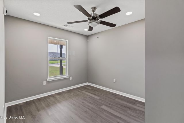 814 W Ridge Cove, Holly Springs, MS 38635