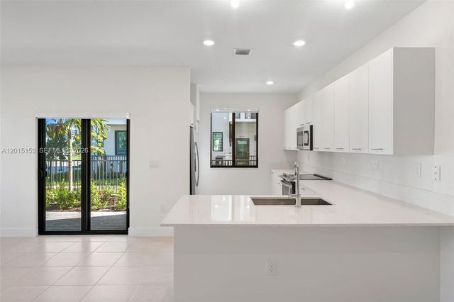 8336 Central Park Blvd, Doral, FL 33166