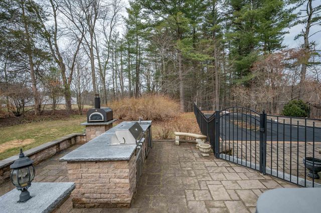 27 Red Squirrel Lane, Chester, NH 03036