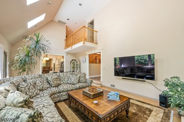 59 Deerfield Ln, Upper Saddle River Boro, NJ 07458
