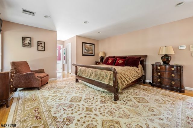 59 Deerfield Ln, Upper Saddle River Boro, NJ 07458