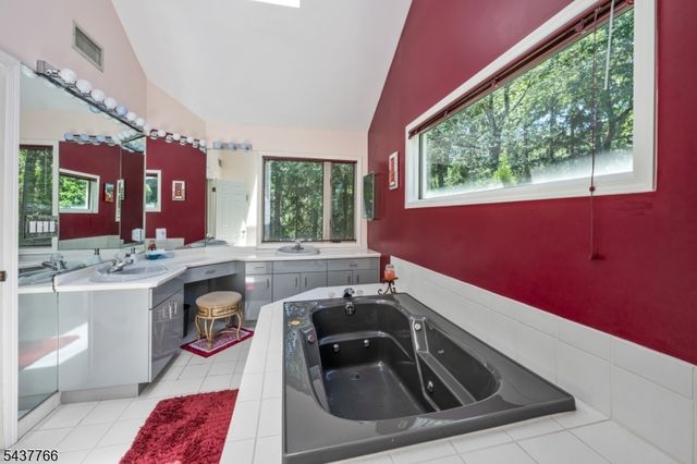 59 Deerfield Ln, Upper Saddle River Boro, NJ 07458