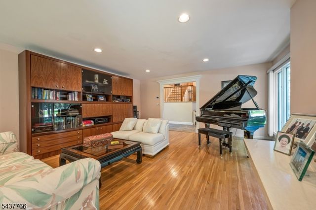 59 Deerfield Ln, Upper Saddle River Boro, NJ 07458