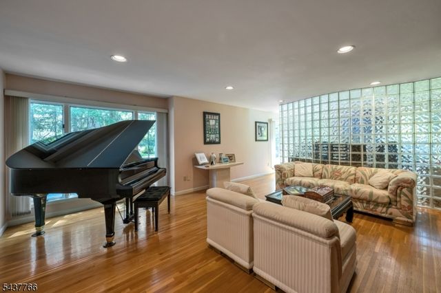 59 Deerfield Ln, Upper Saddle River Boro, NJ 07458