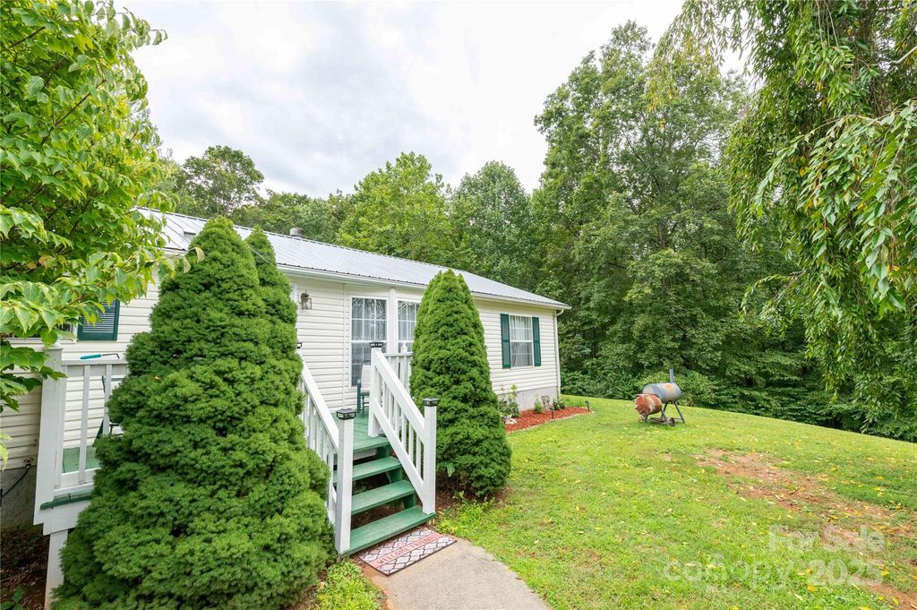 98 Cardinal Lane, Burnsville, NC 28714