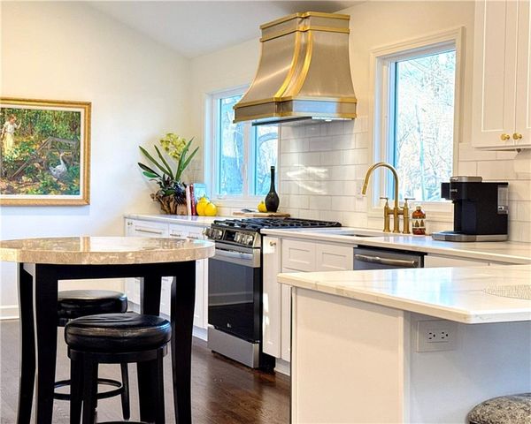 9737 Mohawk Drive, Overland Park, KS 66206