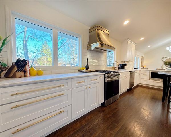 9737 Mohawk Drive, Overland Park, KS 66206