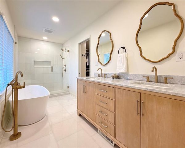 9737 Mohawk Drive, Overland Park, KS 66206