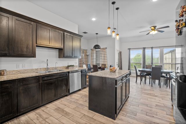 829 Meadow Lark Lane, Red Oak, TX 75154