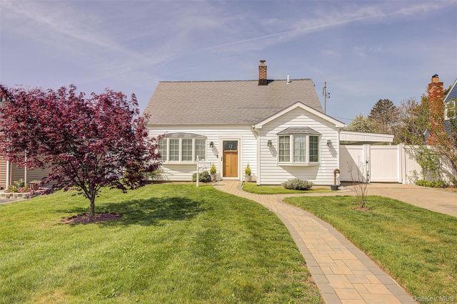 12 Crescent Lane, Levittown, NY 11756