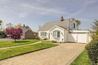 12 Crescent Lane, Levittown, NY 11756
