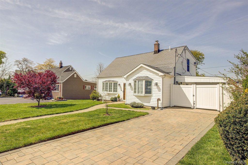 12 Crescent Lane, Levittown, NY 11756