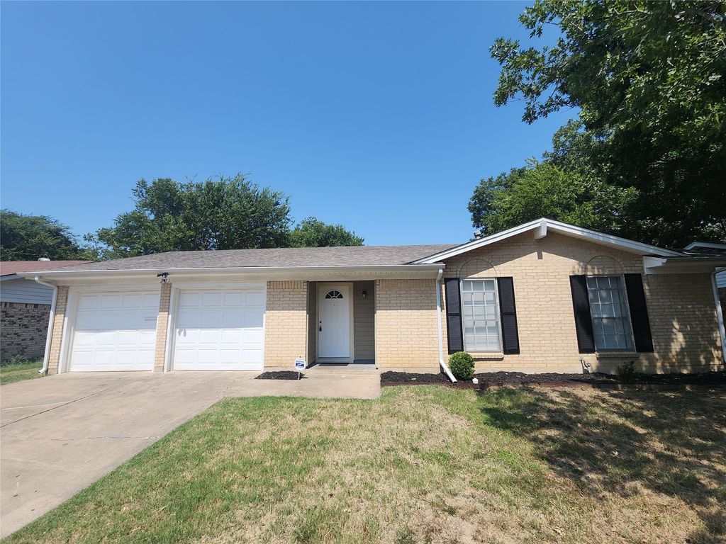 221 NE Craig Street, Burleson, TX 76028