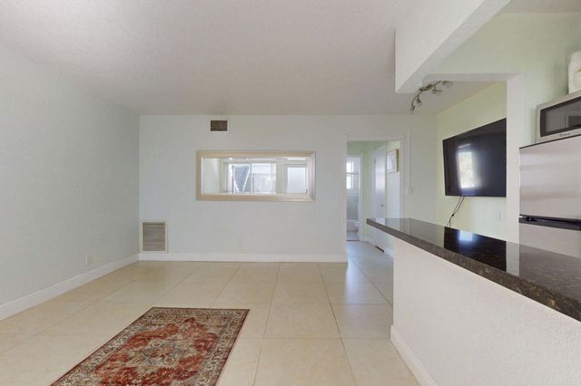 302 Lake Osborne Drive 5, Lake Worth Beach, FL 33461