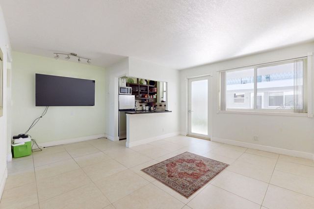 302 Lake Osborne Drive 5, Lake Worth Beach, FL 33461