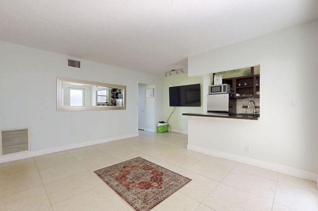 302 Lake Osborne Drive 5, Lake Worth Beach, FL 33461
