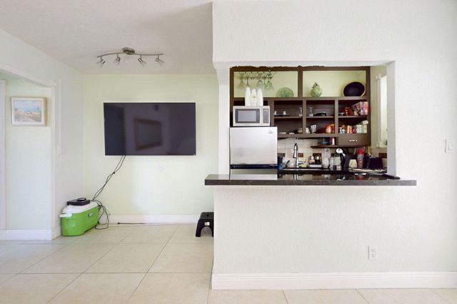 302 Lake Osborne Drive 5, Lake Worth Beach, FL 33461
