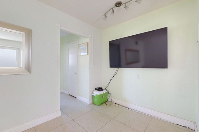 302 Lake Osborne Drive 5, Lake Worth Beach, FL 33461