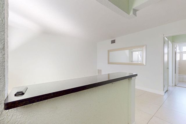 302 Lake Osborne Drive 5, Lake Worth Beach, FL 33461