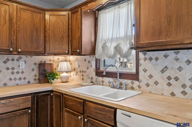 4242 Madison Avenue, Lincoln, NE 68504