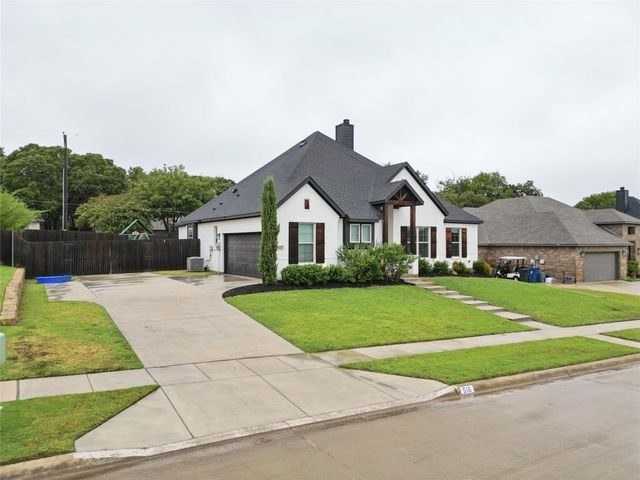 516 Woodland Drive, Azle, TX 76020