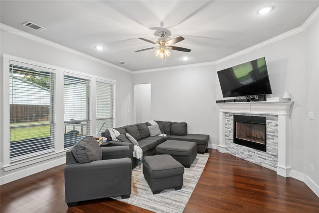516 Woodland Drive, Azle, TX 76020
