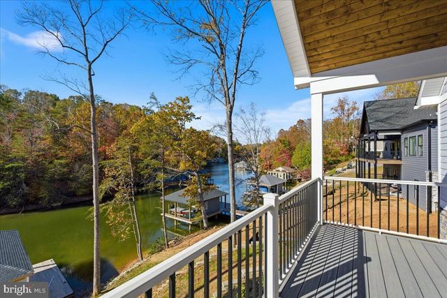 172 LAKEWATCH CIR, Moneta, VA 24121