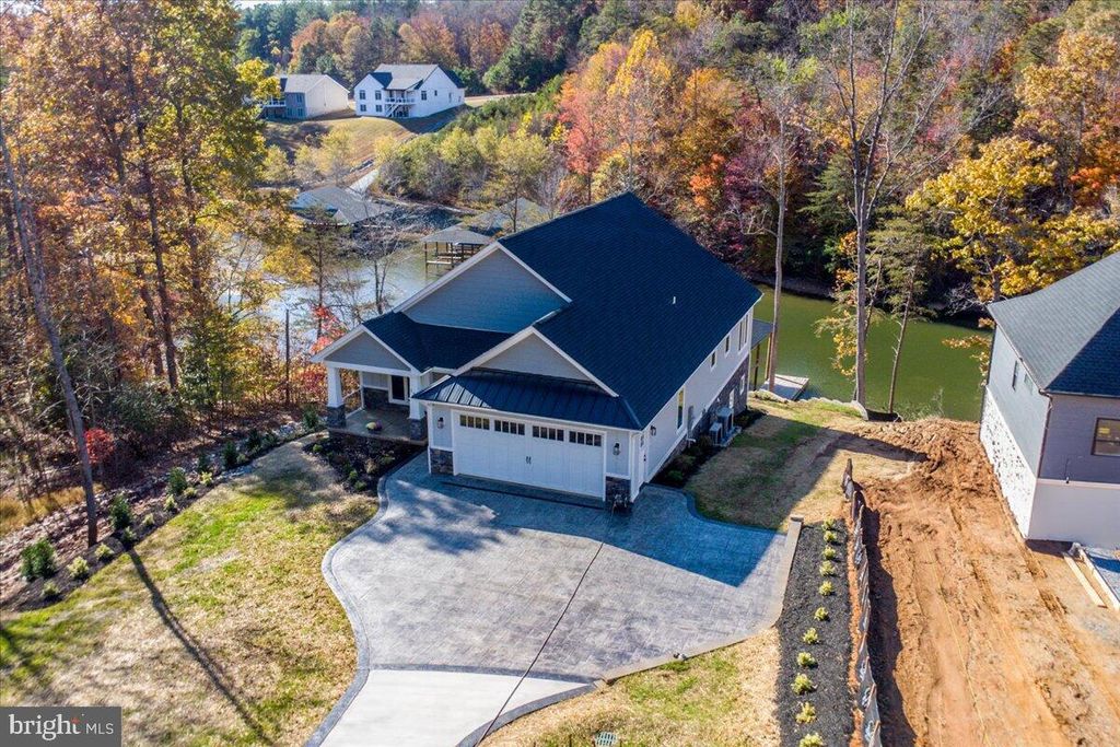 172 LAKEWATCH CIR, Moneta, VA 24121