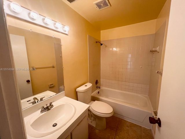 3737 Mil Lake Cir 3737, Green Acres, FL 33463
