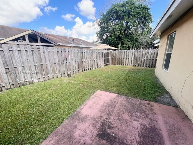 3737 Mil Lake Cir 3737, Green Acres, FL 33463