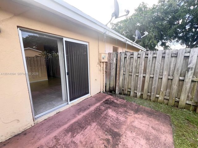 3737 Mil Lake Cir 3737, Green Acres, FL 33463