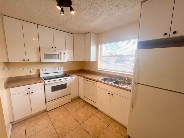 3737 Mil Lake Cir 3737, Green Acres, FL 33463