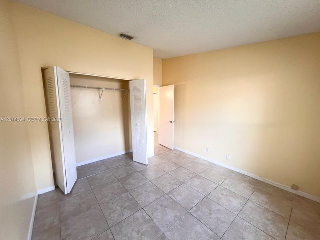 3737 Mil Lake Cir 3737, Green Acres, FL 33463